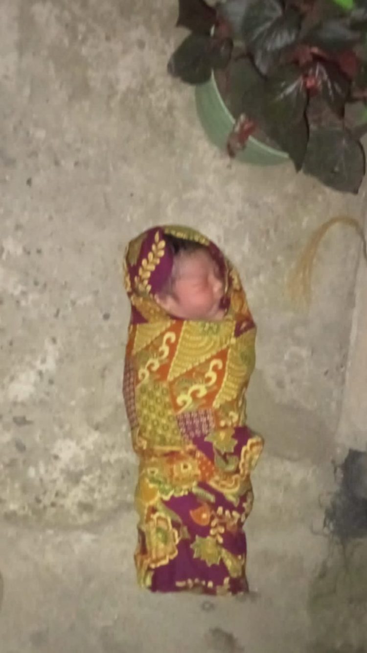 Bayi yang ditemukan didepan teras rumah salah satu warga Anisa (39) sekira pukul 19.00. wib