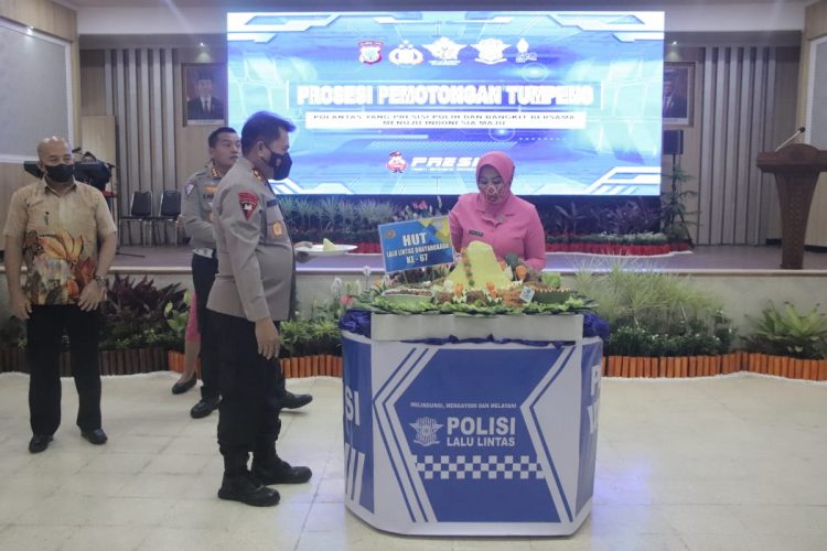 Direktorat Lalu Lintas Polda Sulawesi Utara (Sulut) menggelar syukuran memperingati Hari Lalu Lintas Bhayangkara ke-67