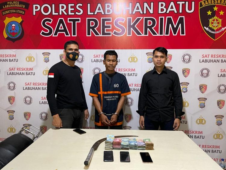 Sat Reskrim Polres Labuhanbatu mengamankan 1 (Satu) pelaku pencurian uang dan Handphone di Jln. Sirandorung Kel.Padang bulan Kec. Rantau Utara