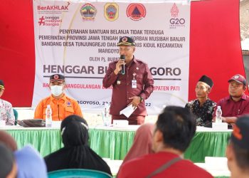 Penjabat (Pj) Bupati Pati Henggar Budi Anggoro, Kamis (22/9), menyalurkan bantuan dari Pemerintah Provinsi Jawa Tengah kepada korban banjir bandang di Desa Bulumanis Kidul dan Tunjungrejo