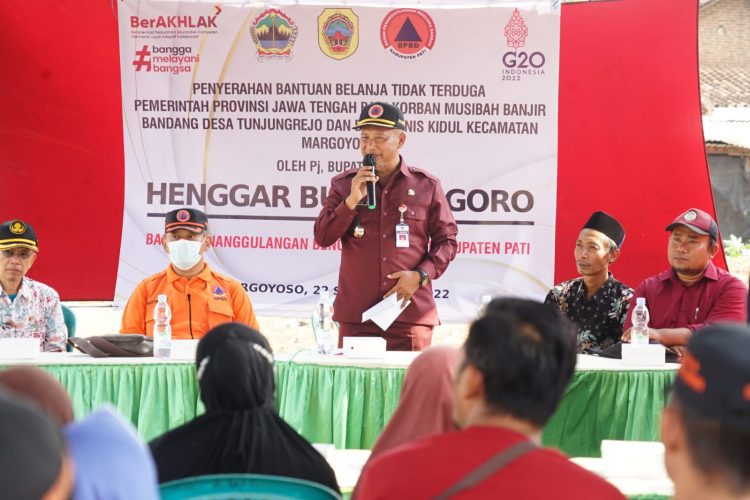 Penjabat (Pj) Bupati Pati Henggar Budi Anggoro, Kamis (22/9), menyalurkan bantuan dari Pemerintah Provinsi Jawa Tengah kepada korban banjir bandang di Desa Bulumanis Kidul dan Tunjungrejo