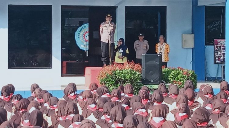 Kapolsek Kaligondang AKP Sugeng Tugino S.H.,M.M memberikan pembinaan dan pengarahan terhadap siswa di SMK Negeri 1 Kaligondang