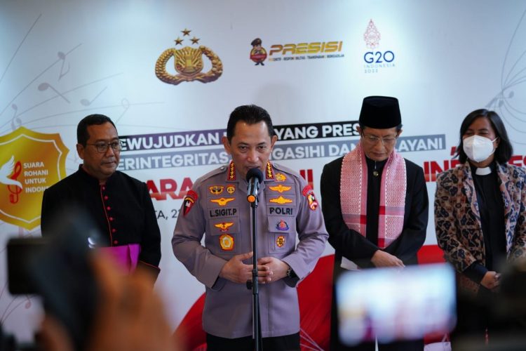 Kapolri Jenderal Listyo Sigit Prabowo menghadiri kegiatan penganugerahan juara lomba vocal group dan solo lagu rohani kristiani di Gedung PTIK