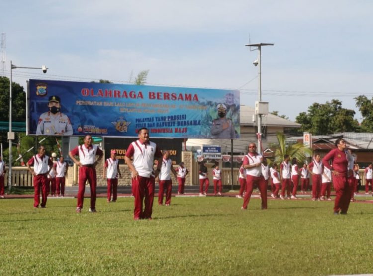 Olahraga bersama menjadi penutup rangkaian kegiatan memperingati Hari Lalu Lintas Bhayangkara ke-67 di Polda Sulawesi Utara