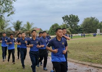 Personil Polres Bangka melaksanakan olahraga pagi, bertempat di Lapangan Bina Satria Sungialiat