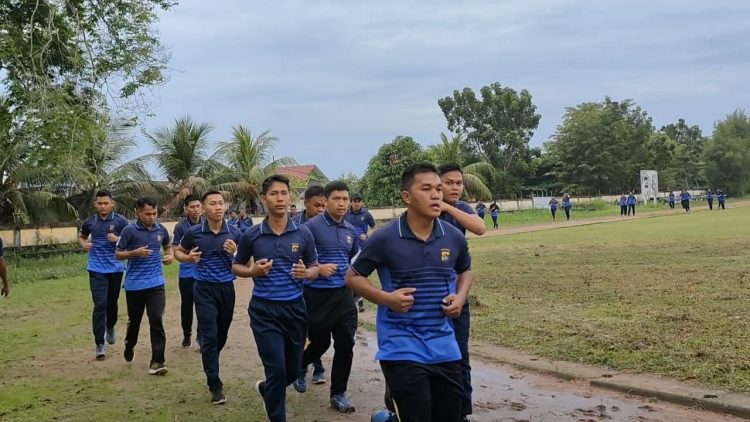 Personil Polres Bangka melaksanakan olahraga pagi, bertempat di Lapangan Bina Satria Sungialiat