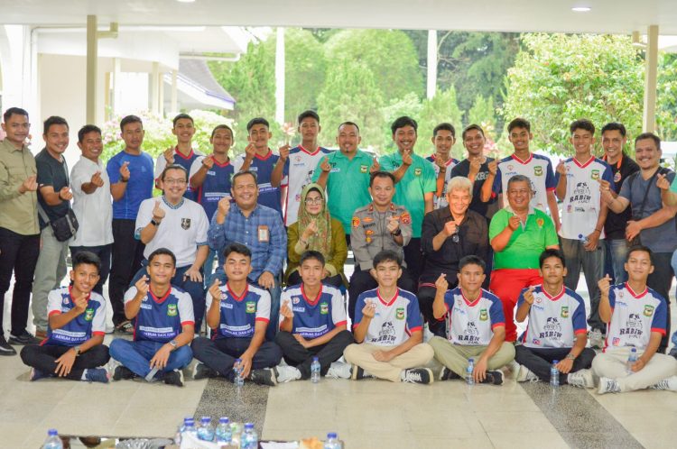 Pemberangkatan tim Kejurda (Kejuaran Daerah) Futsal Kota Pematangsiantar ke Kota Rantau Prapat tepatnya Kabupaten Labuhanbatu Provinsi Sumatera Utara
