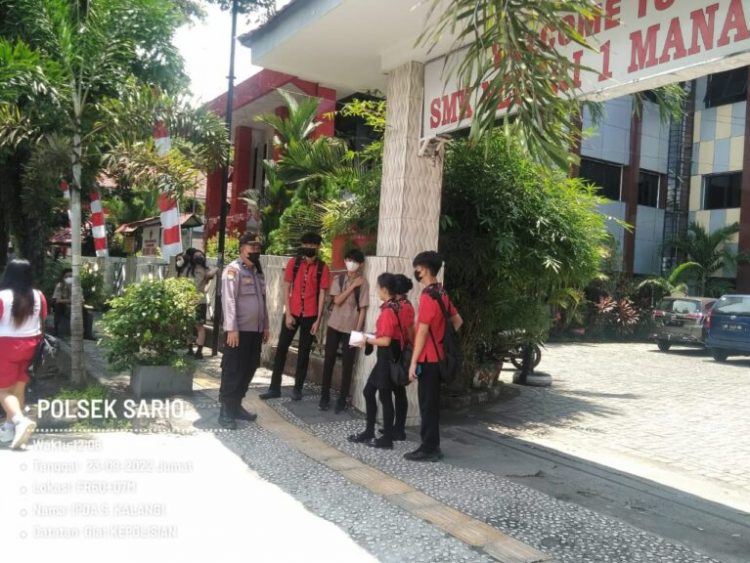 Kanit Samapta Polsek Sario Ipda S.Kalangi memantau anak-anak sekolah yang ada di Sekolah SMK N 1 Manado dan SMA N 1 Manado