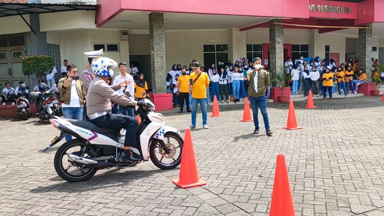 Satuan Lalu Lintas Polresta Banyumas menggencarkan kegiatan Sosialisasi Keselamatan Berkendara dan Safety Riding kepada ribuan Karyawan/ti PT. Permodalan Nasional Madani Cab. Purwokerto