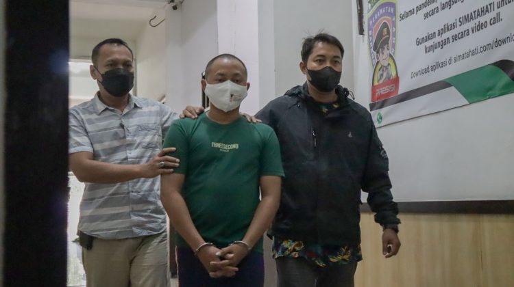 Pelaku DAP, 28 tahun, warga Desa Kalisalam Kec. Dringu Kab. Probolinggo ditangkap petugas