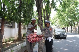 Polres Probolinggo Kota membagikan paket sembako kepada masyarakat kecil terdampak penyesuaian harga BBM