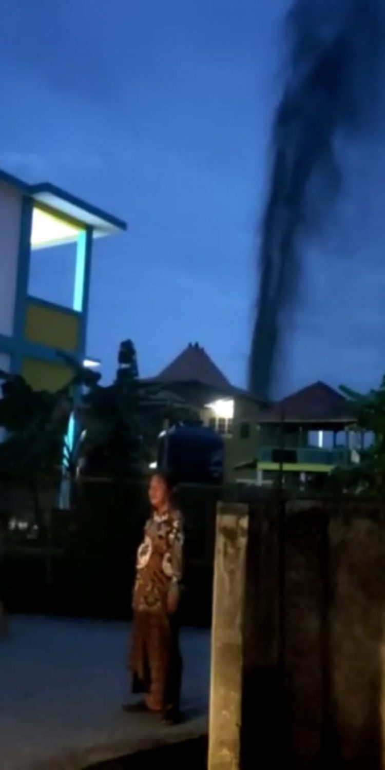 Semburan sumur Bor di sekitar Sekolah Menara Fitrah Indralaya