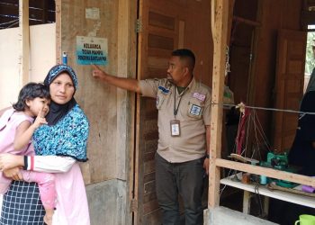 Nuraini (40), warga Gampong Blang Gurah, Kecamatan Kuta Makmur, Kabupaten Aceh Utara yang mengaku tidak sanggup menahan hinaan terhadap dirinya oleh keluarga Keusyiek