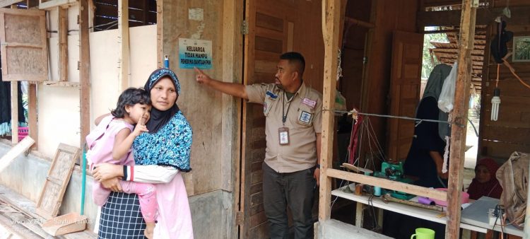 Nuraini (40), warga Gampong Blang Gurah, Kecamatan Kuta Makmur, Kabupaten Aceh Utara yang mengaku tidak sanggup menahan hinaan terhadap dirinya oleh keluarga Keusyiek