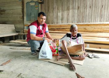 Lembaga Elmansyur Peduli Mengunjungi bapak Mubin (82) yang merupakan lansia sebatang kara di Gampong Blang Karieng