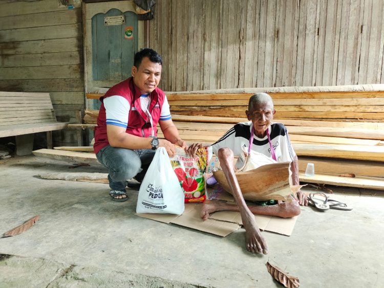 Lembaga Elmansyur Peduli Mengunjungi bapak Mubin (82) yang merupakan lansia sebatang kara di Gampong Blang Karieng