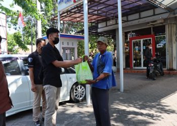 Satuan fungsi Resnarkoba Polres Probolinggo kota kembali lagi melaksanakan bansos
bantuan sosial kepada masyarakat yang terdampak kenaikan BBM