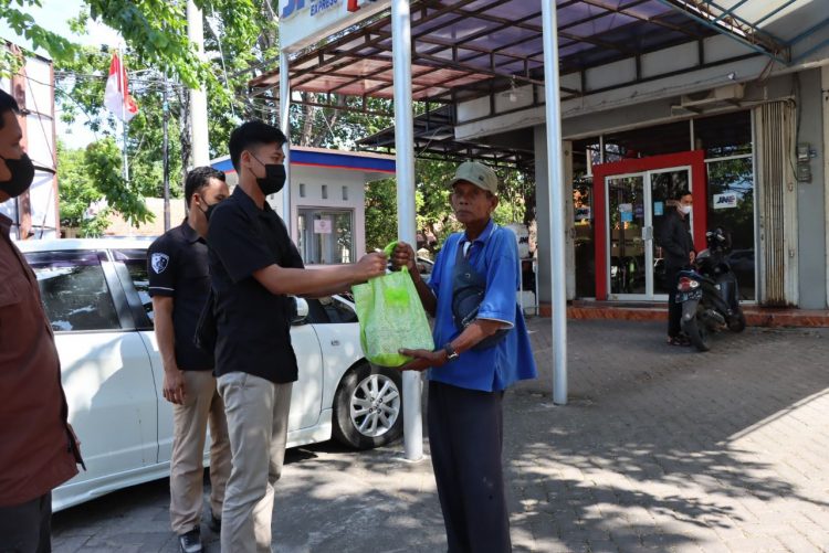 Satuan fungsi Resnarkoba Polres Probolinggo kota kembali lagi melaksanakan bansos
bantuan sosial kepada masyarakat yang terdampak kenaikan BBM