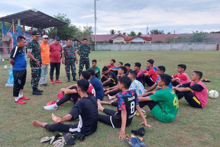 Dandim 0103/Aut, Letkol Inf Hendrasari Nurhono S.I.P., M.I.P., Meninjau latihan Sepak bola Pemain Liga Santri tim Al Azhar Binaan Kodim 0103/Aut