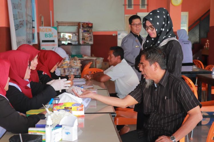 Ikatan Farmasi Kabupaten Nagan Raya menggelar kegiatan pemeriksaan untuk warga di Desa Simpang Peut, Kecamatan Kuala, Kabupaten Nagan Raya