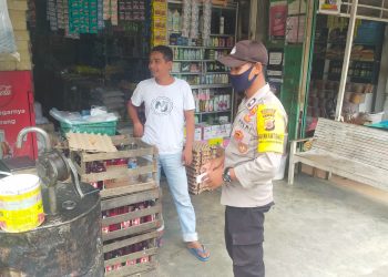 Personel Polsek Sawang mendatangi sejumlah pedagang di pasar tradisional Kecamatan Sawang, Aceh Utara, wilayah hukum Polres Lhokseumawe