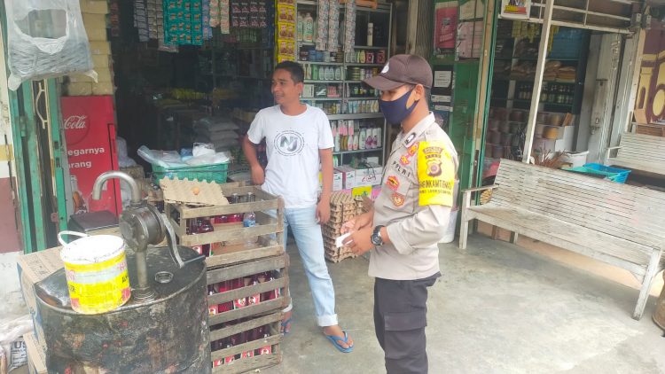 Personel Polsek Sawang mendatangi sejumlah pedagang di pasar tradisional Kecamatan Sawang, Aceh Utara, wilayah hukum Polres Lhokseumawe