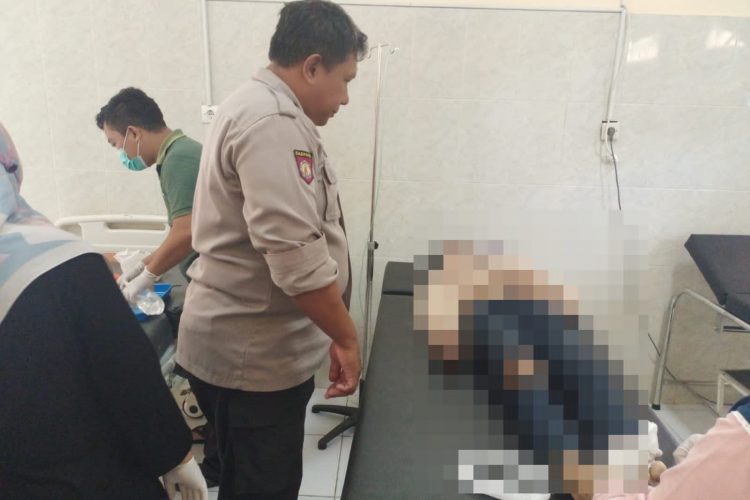 Kecelakaan lalu lintas melibatkan kendaraan jenis dump truk dengan sepeda motor terjadi di simpang tiga Desa Langgar