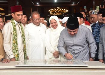 Masjid tersebut diresmikan Gubernur Sumsel H Herman Deru bersama Ustadz Abdul Somad yang ditandai sholat subuh berjemaah dan penandatanganan prasasti