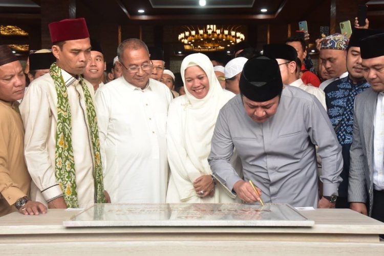Masjid tersebut diresmikan Gubernur Sumsel H Herman Deru bersama Ustadz Abdul Somad yang ditandai sholat subuh berjemaah dan penandatanganan prasasti