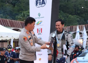 Kapolres Simalungun AKBP Ronald F.C Sipayung, S.H., S.I.K., M.H., berkesempatan menyerahkan Trofi Juara