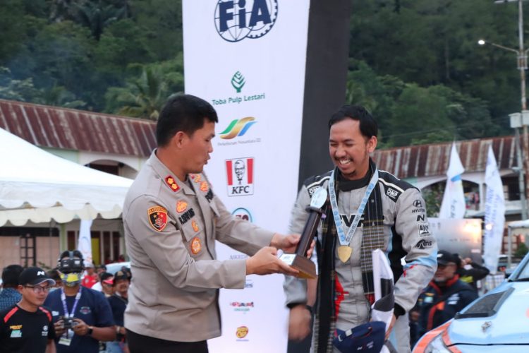 Kapolres Simalungun AKBP Ronald F.C Sipayung, S.H., S.I.K., M.H., berkesempatan menyerahkan Trofi Juara