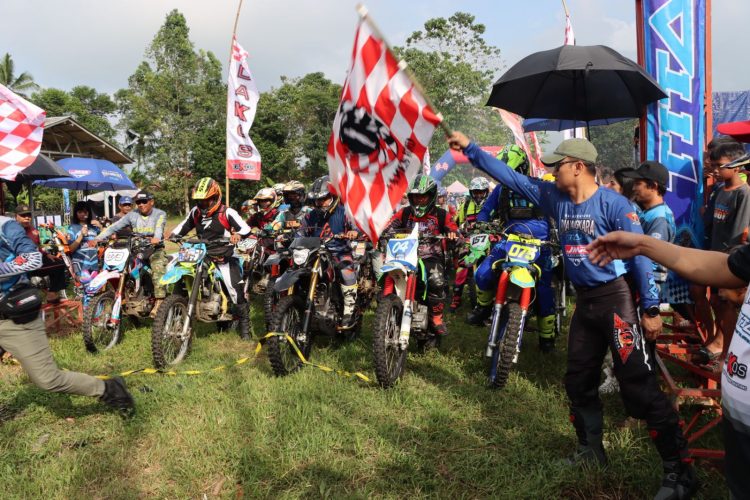Kapolres Tasikmalaya Kota AKBP Aszhari Kurniawan membuka  acara Titan Bhayangkara Trail Adventure 2022 yang diikuti ribuan peserta offroader
