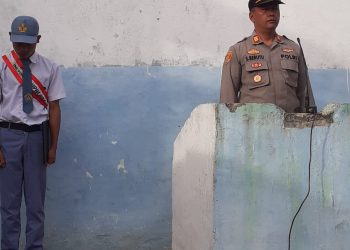 Kapolsek Sidikalang Kota AKP Sukanto Berutu menjadi inspektur upacara di Yayasan Perguruan Nasional Jalan FL Tobing Kecamatan Sidikalang