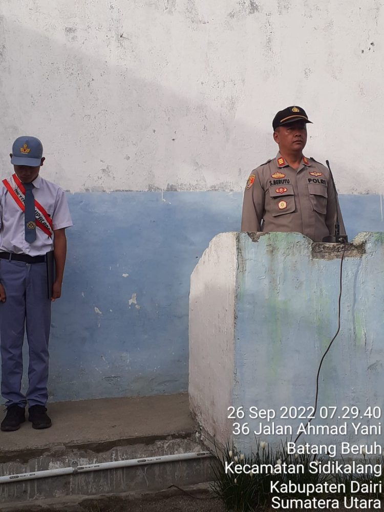 Kapolsek Sidikalang Kota AKP Sukanto Berutu menjadi inspektur upacara di Yayasan Perguruan Nasional Jalan FL Tobing Kecamatan Sidikalang
