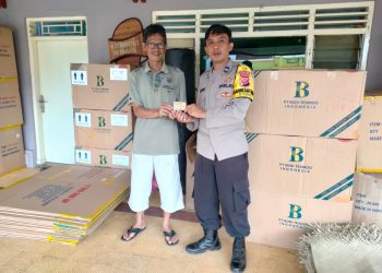 Polsek Rajapolah berinisiatif dengan membagikan kartu nama dan memasang stiker yang bertuliskan nama serta nomor telepon personel Bhabinkamtibmas