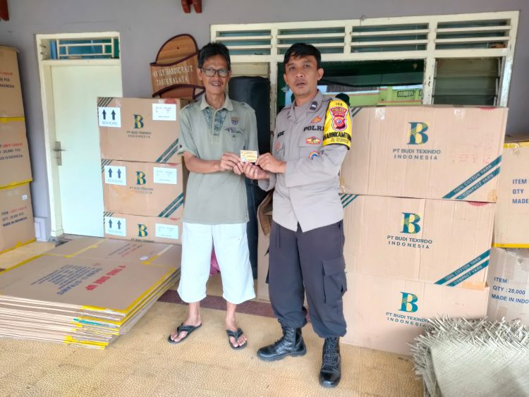 Polsek Rajapolah berinisiatif dengan membagikan kartu nama dan memasang stiker yang bertuliskan nama serta nomor telepon personel Bhabinkamtibmas