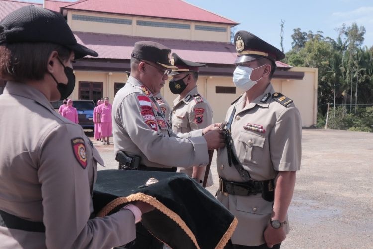 3 Pejabat Polres Boven Digoel mendapatkan Promosi Jabatan dalam Upacara Serah terima Jabatan di Lingkungan Polres Boven Digoel