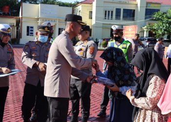 Kapolres Nagan Raya AKBP Setiyawan Eko Prasetiya saat menyantuni para anak yatim dalam rangka HUT lantas