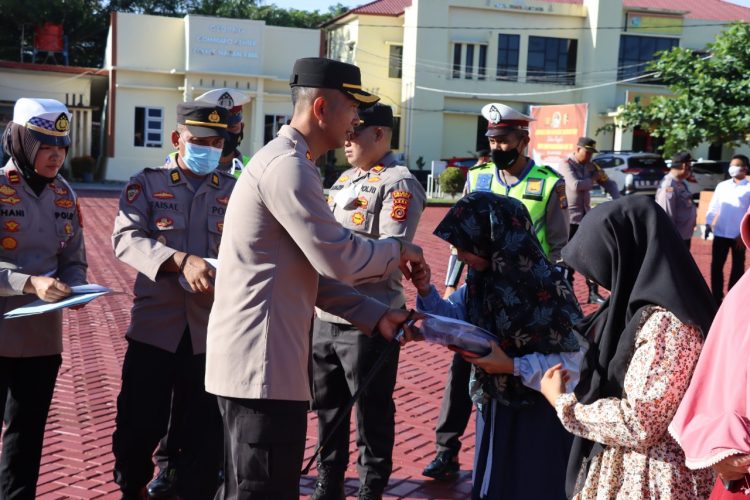 Kapolres Nagan Raya AKBP Setiyawan Eko Prasetiya saat menyantuni para anak yatim dalam rangka HUT lantas