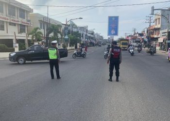Tim Unit Reaksi Cepat (URC) Sat Samapta Polres Lhokseumawe melaksanakan strong poin (pengaturan lalu lintas) di tujuh titik persimpangan di wilayah Kota Lhokseumawe