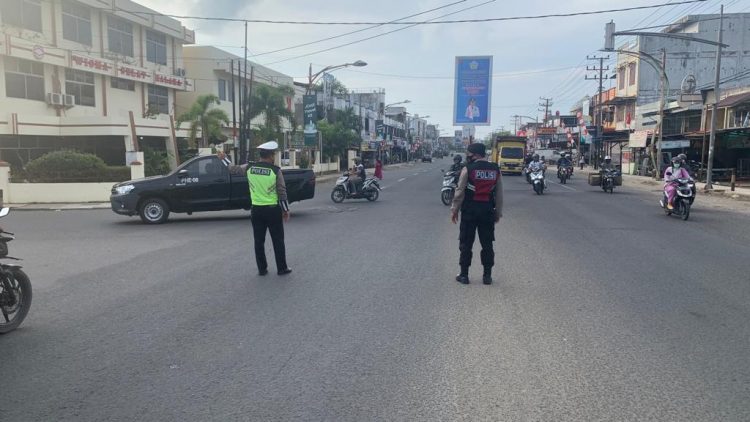 Tim Unit Reaksi Cepat (URC) Sat Samapta Polres Lhokseumawe melaksanakan strong poin (pengaturan lalu lintas) di tujuh titik persimpangan di wilayah Kota Lhokseumawe