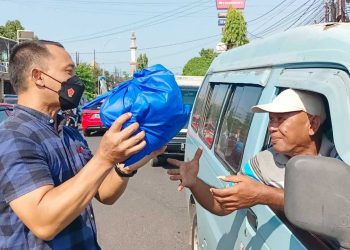 Kegiatan pemberian bantuan sosial hari ini dilaksanakan oleh Sat Intelkam Polres Cirebon Kota Polda Jabar kepada masyarakat yang terdampak penyesuaian BBM