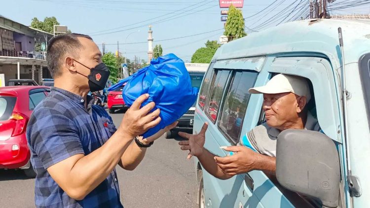 Kegiatan pemberian bantuan sosial hari ini dilaksanakan oleh Sat Intelkam Polres Cirebon Kota Polda Jabar kepada masyarakat yang terdampak penyesuaian BBM