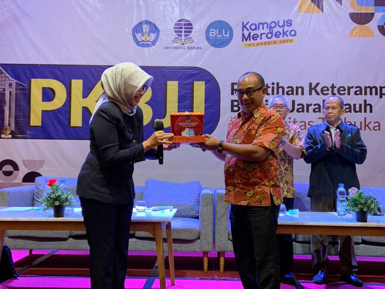 Universitas Terbuka (UT) Palembang melakoni Road Show ke seluruh Kabupaten/Kota di Sumatera Selatan