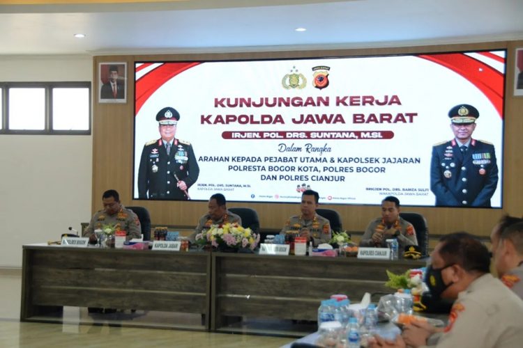Irjen Pol Suntana saat memberikan arahan kepada Kapolres Bogor, Kapolres Cianjur, Waka Polresta Bogor Kota beserta Para Kabag, Kasat dan Kapolsek Jajaran Polres Bogor, Polresta Bogor Kota, dan Polres Cianjur