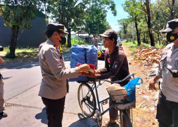 Pelaksanaan Bansos Polsek Mayangan Polres Probolinggo kota Dalam rangka meringankan beban masyarakat yang terdampak akibat kenaikan BBM