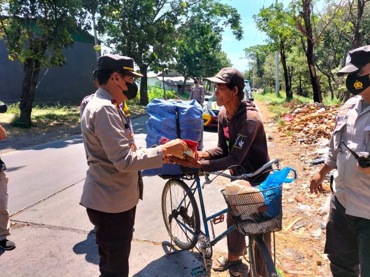 Pelaksanaan Bansos Polsek Mayangan Polres Probolinggo kota Dalam rangka meringankan beban masyarakat yang terdampak akibat kenaikan BBM