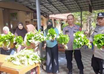 Ibu-ibu PKK dan Kelompok Wanita Tani (KWT) Desa Kedunguter, sayuran yang telah dipanen tersebut dibagikan ke masyarakat disekitar wilayah hukum Polsek Banyumas