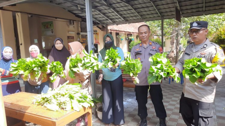 Ibu-ibu PKK dan Kelompok Wanita Tani (KWT) Desa Kedunguter, sayuran yang telah dipanen tersebut dibagikan ke masyarakat disekitar wilayah hukum Polsek Banyumas