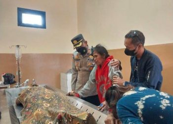 Kapolres Belu, AKBP. Yoseph Krisbiyanto, SIK bersama sejumlah perwira mendatangi ruang jenazah dan melihat langsung jenazah korban yang diduga tertembak saat anggota unit Buru Sergap (Buser) Satuan Reserse Kriminal (Reskrim) Polres Belu dalam upaya melakukan penangkapan terhadap GYL